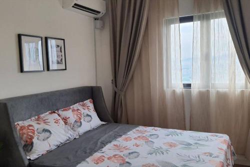 een slaapkamer met een bed en een raam bij Sensorizza @ Sensory Residence in Kampong Tangkas