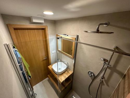 y baño con ducha y aseo. en Apartmán Ski & Bike - Protěž, en Janske Lazne