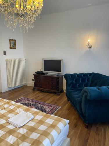 a living room with a couch and a tv at Pension zum Landhaus 