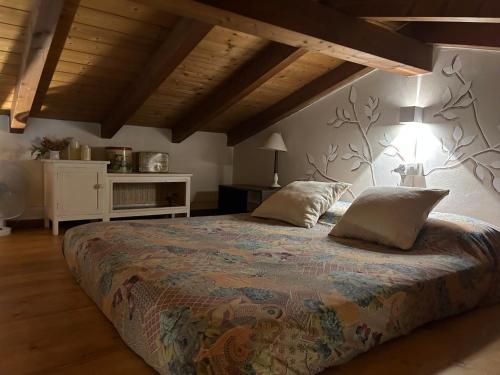 um quarto com uma cama grande e 2 almofadas em Tiny House - Lake Maggiore -Malpensa Airport - em Varallo Pombia