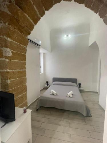 um quarto com uma cama com duas toalhas em B&B A FACCI VISTA em Porto Empedocle