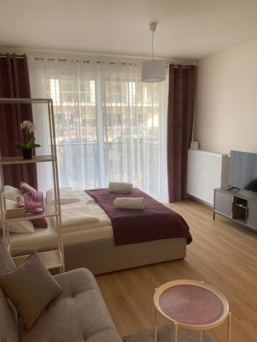 sypialnia z łóżkiem i dużym oknem w obiekcie Apartament studio Perła 3 w mieście Lublin