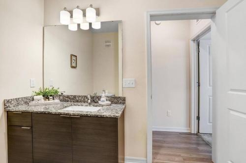 uma casa de banho com um lavatório e um espelho em Luxury Resort Style 1bdrm em Tampa