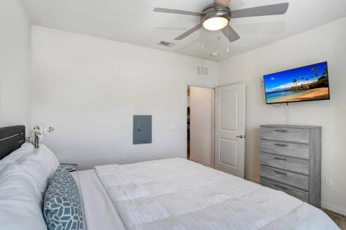 um quarto com uma cama e uma ventoinha de tecto em Luxury Resort Style 1bdrm em Tampa