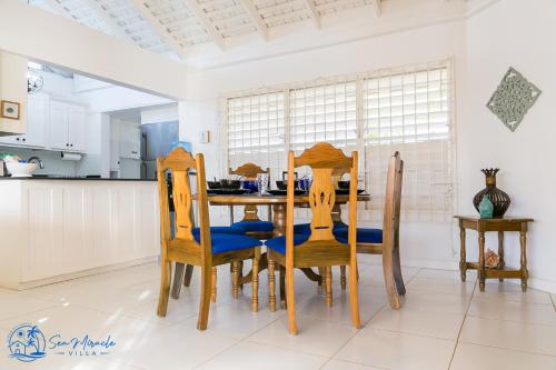 cocina y comedor con mesa y sillas en Sea Miracle Villa/Beach Cottage, en Silver Sands