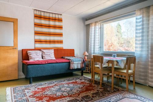sala de estar con sofá y mesa en Grandma Tyyne's home, en Rovaniemi