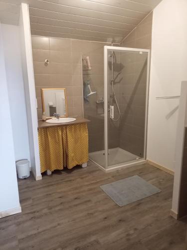 une salle de bain avec douche et lavabo dans l'établissement La pensée sauvage, accueil, partage et ressourcement à la ferme, à Rimont