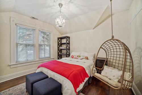 Un dormitorio con una cama grande y un columpio en Chicago Home with Hot Tub Less Than 2 Mi to Wrigley Field, en Chicago