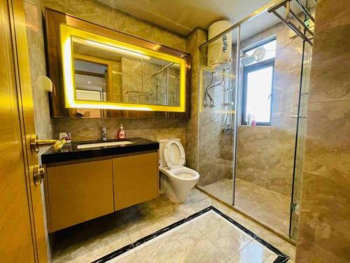 ein Bad mit einem WC, einem Waschbecken und einer Dusche in der Unterkunft Pleasant and Cozy 3BR Suit @ R&F Mall Johor Bahru in Johor Bahru
