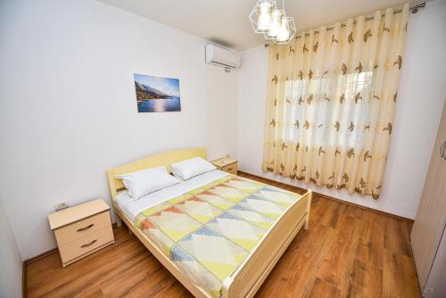 Habitación pequeña con cama y ventana en Villa Alba en Shkodër