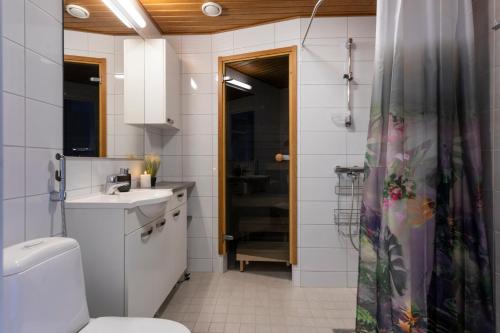 Kuchyň nebo kuchyňský kout v ubytování Tuomas´ luxurious suites, Soilu