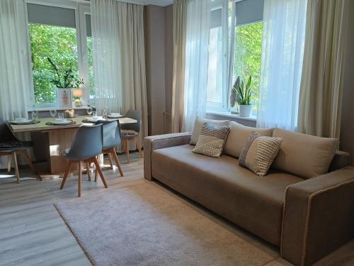 een woonkamer met een bank en een tafel bij Apartment Rybaki in Gdańsk