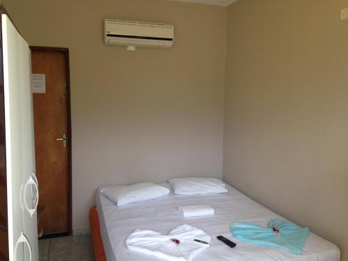 A bed or beds in a room at Pousada Brisa Costeira Porto FP