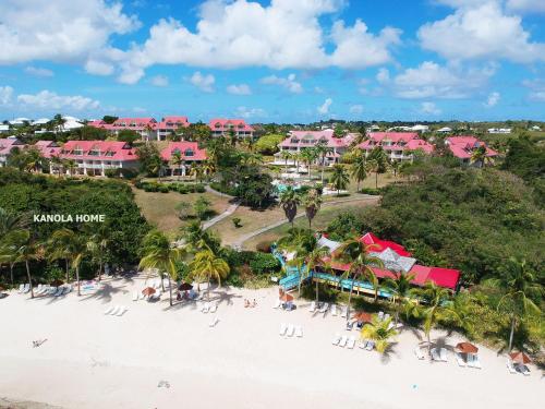 een luchtzicht op het strand van een resort bij KANOLA Home in Sainte-Anne