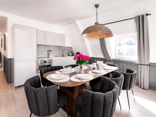une cuisine et une salle à manger avec une table et des chaises dans l'établissement LivinParis - Luxury AC 2 & 3 Bedrooms Le Louvre, à Paris