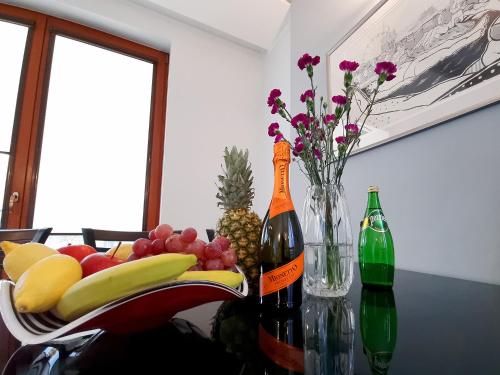 a table with fruit and two bottles of wine at CLASSY APARTMENTS - Gdynia - Słoneczne Wzgórze in Gdynia