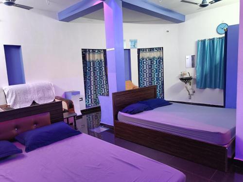Postel nebo postele na pokoji v ubytování RR Home Stay