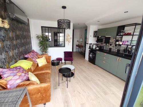 un salon avec un canapé et une cuisine dans l'établissement Luxe naturist 3 étoiles vue mer D46, au Cap d'Agde
