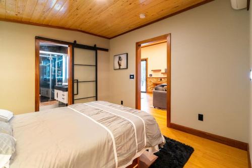 เตียงในห้องที่ The Two Cottonwoods Ski Cabins