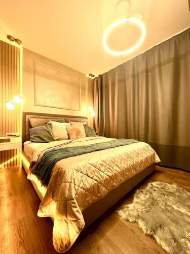 ein Schlafzimmer mit einem großen Bett in einem Zimmer in der Unterkunft Luxury Pearl with Parking place in Holešovice in Prag