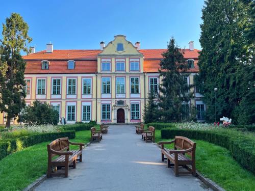 a large building with benches in front of it at Apartament Olivia Business Suite in Gdańsk