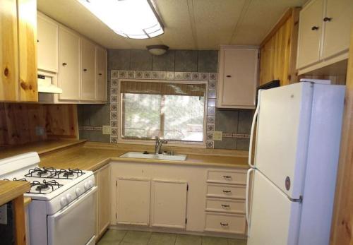 Dapur atau dapur kecil di Tillie Creek Retreat: a Creekside Oasis
