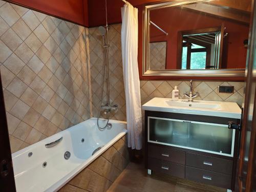 uma casa de banho com uma banheira e um lavatório em Els Tres Sols em Camprodon
