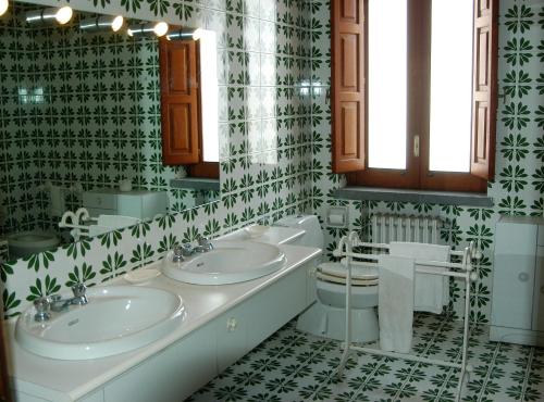 リポストにあるVilla Le Ancoreのバスルーム(洗面台2台、トイレ付)