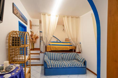 Zimmer mit einem Bett, einem Stuhl und einem Sofa in der Unterkunft Uànema House in Neapel