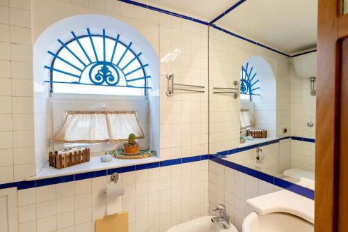 ein Badezimmer mit einer Badewanne, einem Waschbecken und einem WC in der Unterkunft Uànema House in Neapel