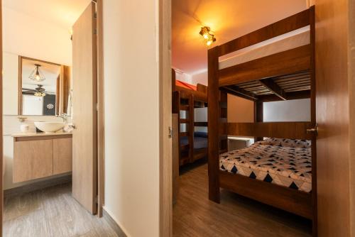 a bedroom with two bunk beds and a bathroom at Nuevo apartamento en la zona norte de Cartagena in Puerto Tierrabaja
