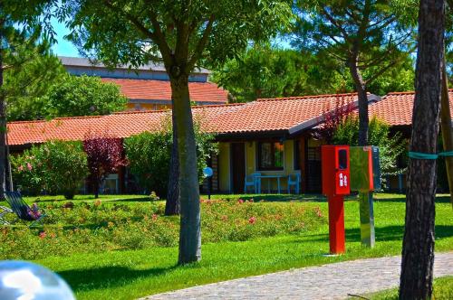 a house with a red mail box in a park at Campeggio del Garda in Peschiera del Garda