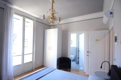 1 dormitorio con cama y lámpara de araña en B&B Cangrande di Danese-Viviani, en Verona