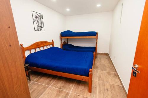 Tempat tidur susun dalam kamar di La tranquilidad en lo Urbano