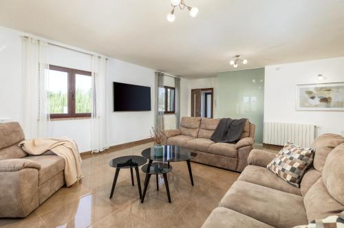 a living room with two couches and a table at Villa Miromar APP in Pula