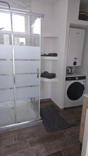 - une cuisine avec une porte en verre et une cuisinière dans l'établissement Charmant f3, à Villers-Carbonnel