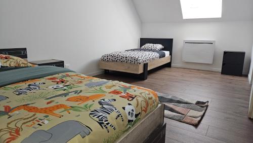 - une chambre avec un lit, un lit et un lit bébé dans l'établissement Charmant f3, à Villers-Carbonnel