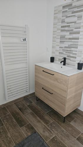 une salle de bain avec un lavabo et une douche dans l'établissement Charmant f3, à Villers-Carbonnel