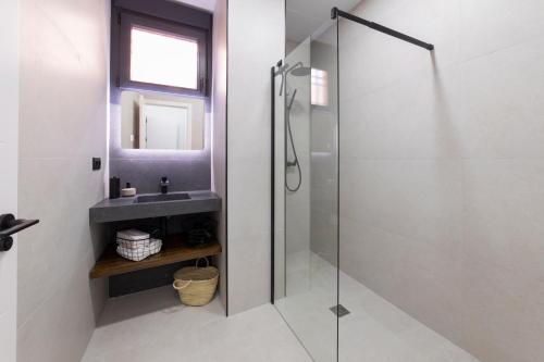 a bathroom with a shower and a sink at La Estrella del Marrubial in Córdoba