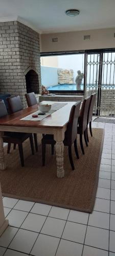 Gambar di galeri bagi Shalom beach house di Bloubergstrand