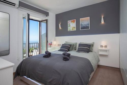 sypialnia z dużym łóżkiem i dużym oknem w obiekcie Luxury sea view apartment & pool w mieście Mijas