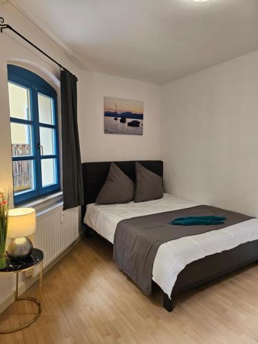 een slaapkamer met 2 bedden en een raam bij Ganze Wohnung Neben Hauptbahnhof in Neurenberg