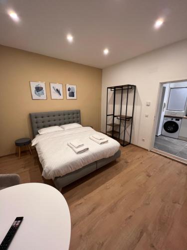 Schlafzimmer mit einem Bett, einem Tisch und einem Fenster in der Unterkunft Apartment 19 near Metro & Netflix in Wien