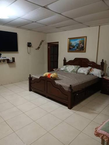 Un dormitorio con una cama con un osito de peluche. en Casa en Las Tablas, en Las Tablas