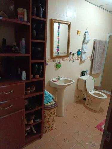 uma casa de banho com um lavatório, um WC e um espelho. em Casa en Las Tablas em Las Tablas