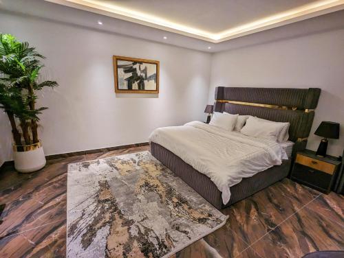 een slaapkamer met een groot bed en een tapijt bij DHA Phase 4 Gold Crest Mall One Bedroom Serviced Apartment in Lahore