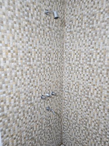 a shower with two shower heads in a bathroom at Hostal El Buen Descanso in Rosario de Lerma