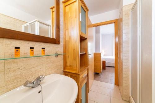 a bathroom with a sink and a mirror at Trendy Homes Toyo Golf in Almería