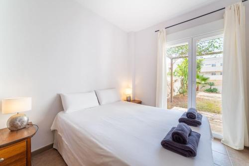 een slaapkamer met een wit bed en een raam bij Trendy Homes Toyo Golf in Almería