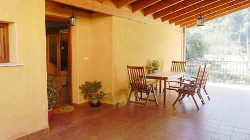 萊薩卡的住宿－Chalet en Lesaka, cerca de San Sebastián，庭院内带桌椅的用餐室